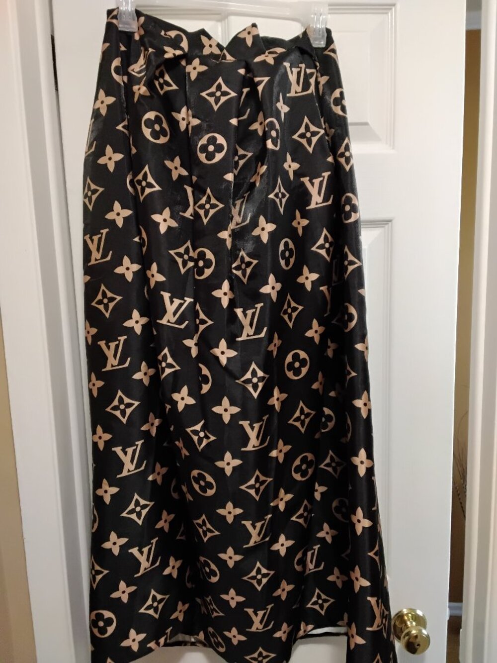 Beautiful skirt size 42 ero excellent condition  good price